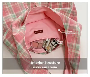 Vue intérieure du sac cabas à carreaux roses avec poche principale et fente pour mobile