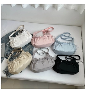 Vue à plat de sacs croissant en nylon de six couleurs avec nœuds et bandoulières réglables