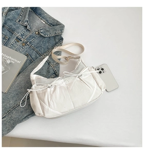 Sac bandoulière blanc en nylon avec nœuds décoratifs et accessoires de mode à plat