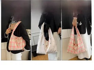 Vue détaillée des sacs en toile à carreaux roses et pois blancs avec nœuds brodés