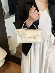 Borsa a mano vintage bianco crema con fiocco di pizzo e ciondolo a cuore