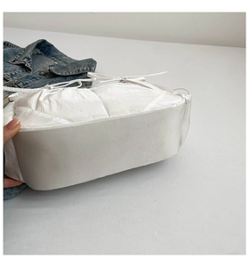Détail du sac nuage en nylon matelassé blanc avec cordon et texture légère