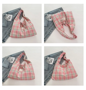 Détails du sac cabas en toile à carreaux rose et vert avec nœud papillon et logo