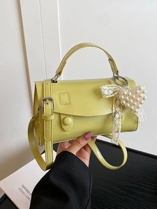 Borsa a tracolla verde lime vintage con fiocco in pizzo e ciondolo di perla