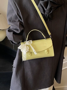 Piccola borsa retrò gialla con fiocco in pizzo e ciondolo di perle a tracolla