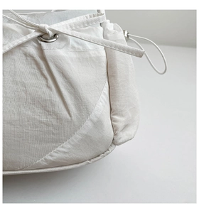 Gros plan sur la texture du nylon blanc avec œillets argentés et détails de cordon