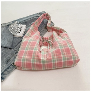 Vue détaillée du sac cabas en toile à carreaux rose et vert avec nœud papillon