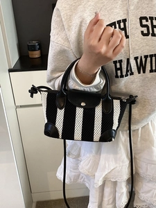 Mini borsa a mano in rete a righe bianche e nere con patta in pelle e tracolla