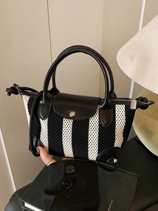 Elegante borsa in maglia a righe bianche e nere con manici in pelle e chiusura in metallo