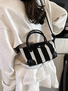 Borsa a tracolla chic in maglia a righe con dettagli in pelle nera di qualità
