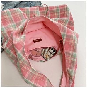Détail de l'intérieur du sac cabas à carreaux rose et vert avec poche et grande capacité
