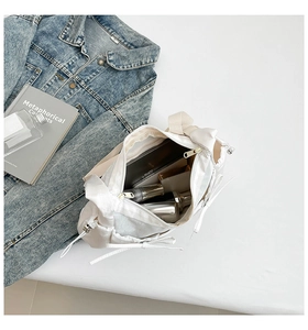 Compartiment intérieur spacieux du sac bandoulière en nylon blanc avec ordinateur