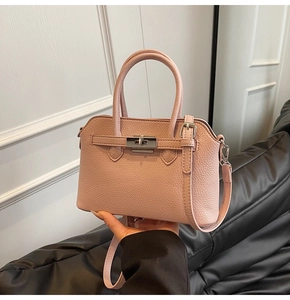 Dettaglio della borsa Kelly in pelle rosa a grana fine con fibbia in metallo argento