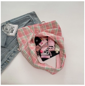 Vue de dessus d'un sac cabas en toile à carreaux montrant son intérieur et son rangement