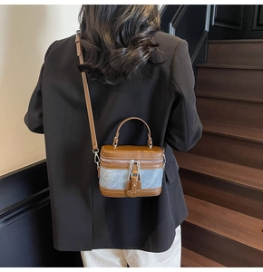 Détail du mini sac cylindrique en patchwork de cuir marron et de denim gris urbain