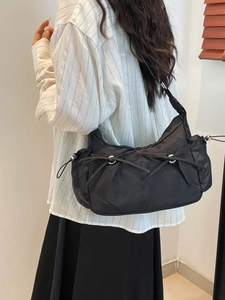 Sac bandoulière femme en nylon noir avec cordon de nœud et œillets argentés