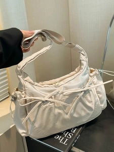 Sac fourre-tout plissé en nylon beige avec cordons à nœuds pour un style décontracté