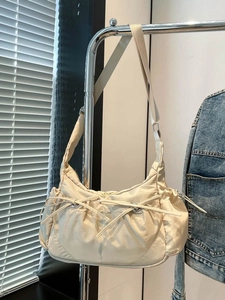 Sac à épaule beige en nylon avec nœud coulissant et poches latérales pour femme