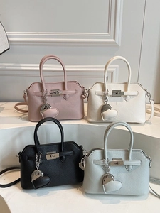 Kelly-handtassen van leer met lycheepatroon in roze, beige, zwart en blauw met bedels