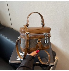 Détail du sac boîte rétro bicolore en cuir marron et tissu gris à double fermeture