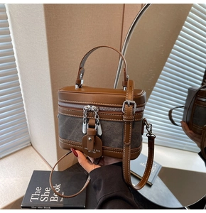Détail du sac boîte vintage avec bordure en cuir marron et texture patchwork en denim gris