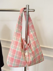 Sac fourre-tout à carreaux rose et vert avec nœud sur un cintre métallique