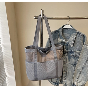 Detalle del bolso gris con malla de nido de abeja y tejido de nailon resistente