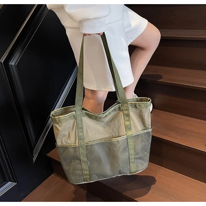 Bolso tote de nailon verde oliva con bolsillos de malla en una escena de estilo de vida