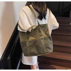 Bolso tote de nailon verde militar con panel de malla transpirable llevado al hombro