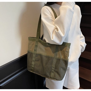 Bolso tote de nailon verde militar con bolsillo frontal de malla negra y cierre magnético
