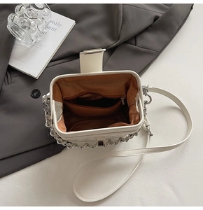 Vista dall'alto dell'interno della borsa da medico crema con fodera marrone e tasca zip