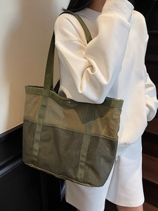 Bolso tote grande verde oliva con paneles de malla y cierre de botón para viajes