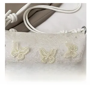 Detail der 3D-Spitzen-Schmetterlingsstickerei auf einer weißen Jacquard-Tasche