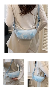 Detail der hellblauen Crossbody-Tasche mit Spitze und eleganten 3D-Schmetterlingsstickereien
