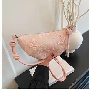 Detail der rosa Spitzen-Schultertasche mit 3D-Schmetterlingsstickerei und Knotengurt