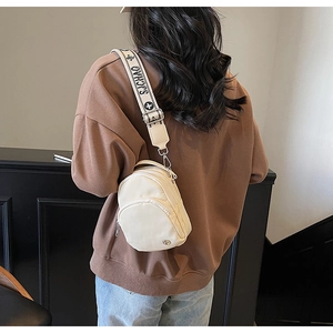 Vue arrière d'un mini sac bandoulière en nylon beige avec une large sangle réglable