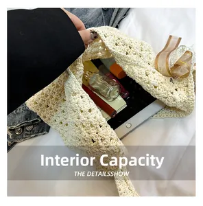 Vue détaillée de l'intérieur spacieux du sac fourre-tout en crochet avec tablette et cosmétiques