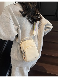 Sac à bandoulière crème chic avec sangle large tendance et compartiments à fermeture éclair