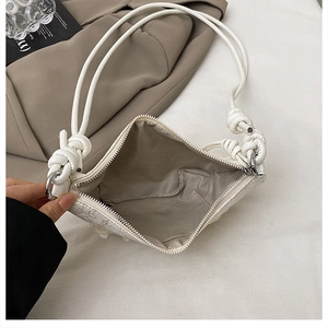 Draufsicht der weißen Handtasche mit Fischgrätenfutter und Reißverschluss
