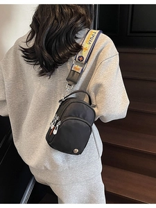 Sac bandoulière en nylon noir avec bandoulière large en jacquard pour femmes