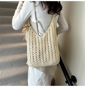Détail du sac à bandoulière en crochet crème avec motifs tissés ajourés complexes