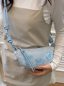 Hellblaue Umhängetasche mit Schmetterlingsstickerei, Spitze und Kordelschultergurt