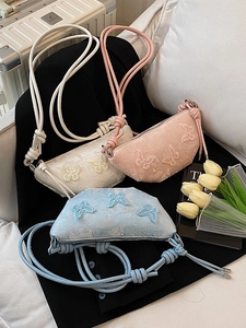 Drei bestickte Spitzen-Halbmondtaschen in Weiß, Rosa und Blau mit Schmetterlingstextur