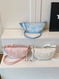 Bestickte Blumentaschen in Hellblau, Rosa und Beige mit Schmetterlings-Applikationen