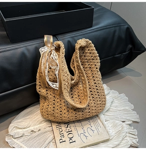 Détail d'un sac cabas en maille beige fait main avec nœud en dentelle élégant