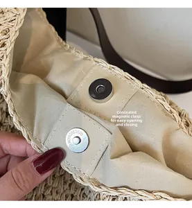 Dettaglio della chiusura magnetica invisibile e della trama di una borsa in paglia