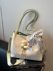 Grande borsa tote in paglia intrecciata con manici verdi e ciondolo floreale da spiaggia