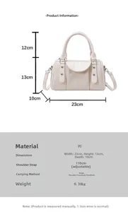 Detailansicht der weißen gewebten Boston Bag mit Größenangaben und verstellbarem Riemen