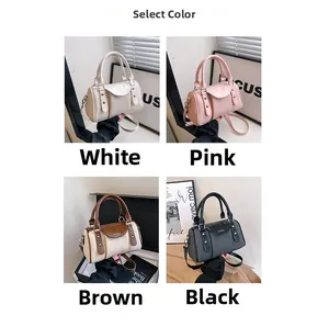 Vier stylische Boston Bags in Weiß, Rosa, Braun und Schwarz mit feiner Webstruktur