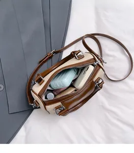 Detailansicht des geräumigen Innenraums einer braunen Patchwork Boston Tasche mit Stauraum